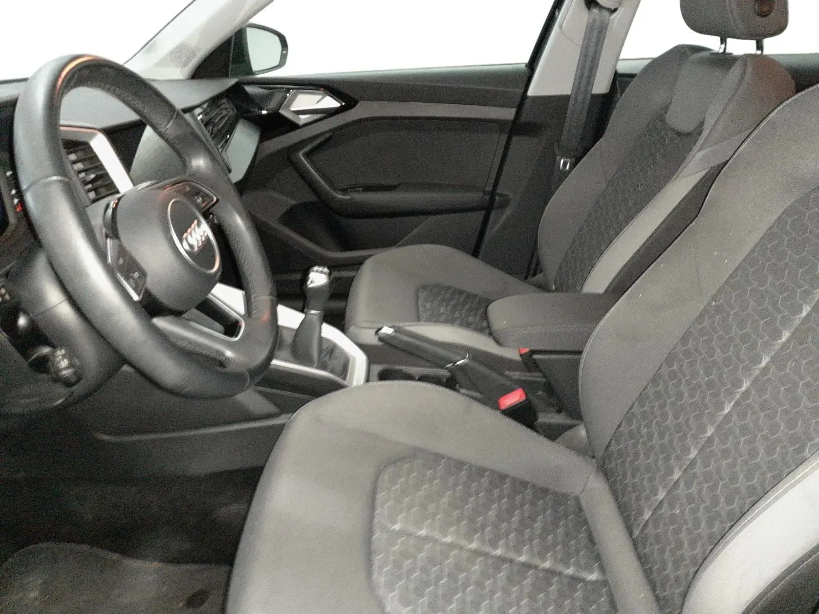 Vue intérieure côté gauche des sièges arrière en tissu noir et gris à motifs hexagonaux de l'Audi A1 Sportback 2023.