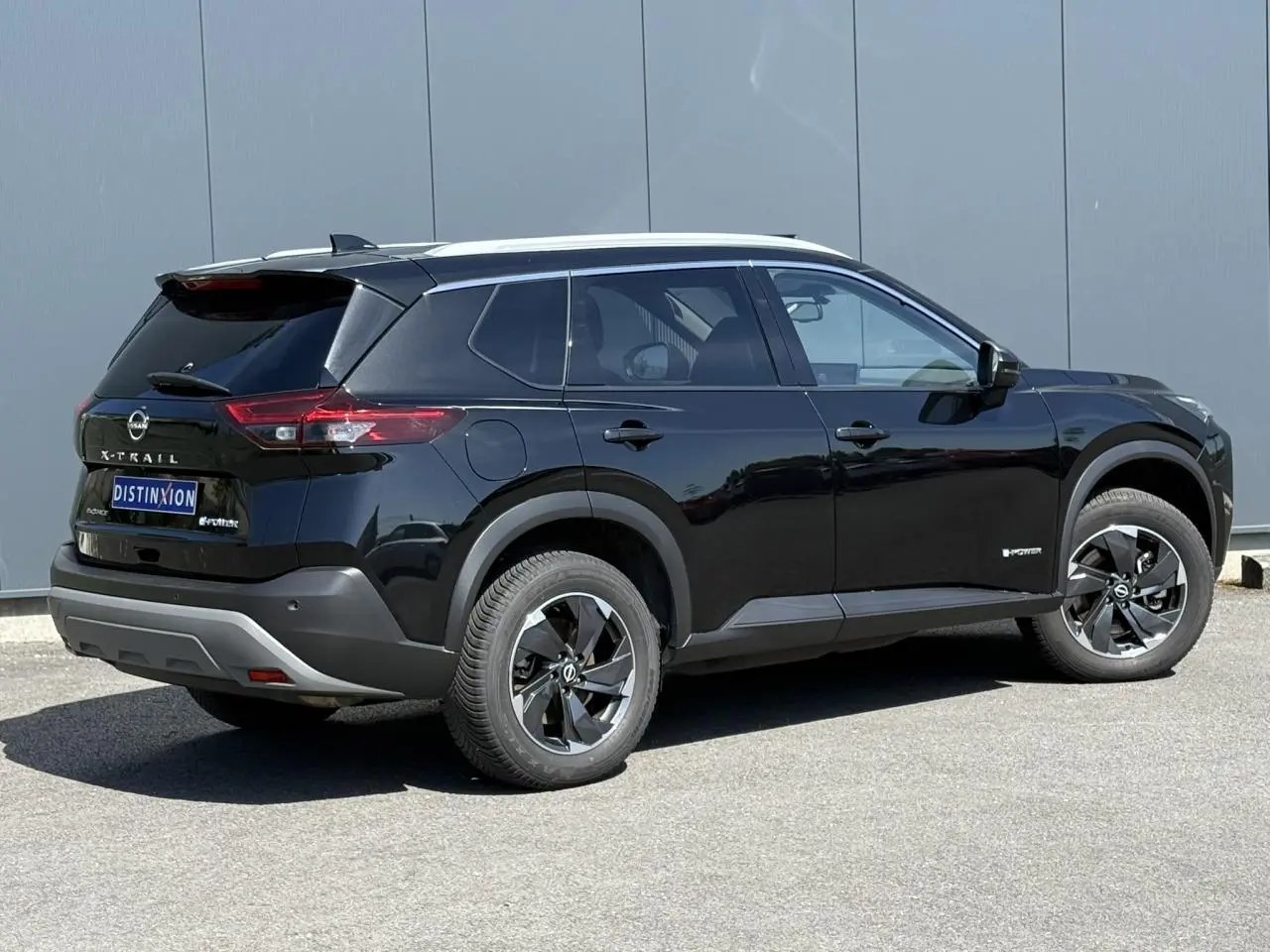 Nissan X-Trail 4X4 e-4orce noir intense vu de profil droit arrière avec jantes alliage et toit panoramique.