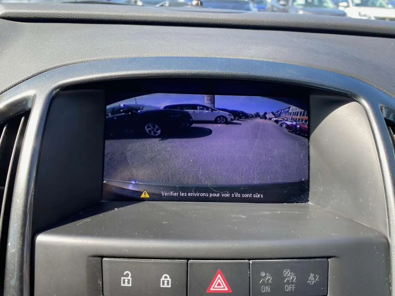 Écran de caméra de recul dans l'habitacle d'une Opel Astra Sports Tourer gris, vue centrale du tableau de bord.