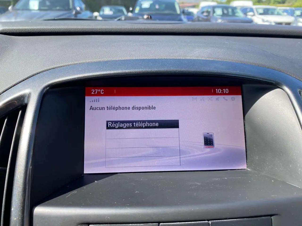 Écran central de l’Opel Astra Sports Tourer 2014 affichant les réglages téléphone, vue intérieure frontale.