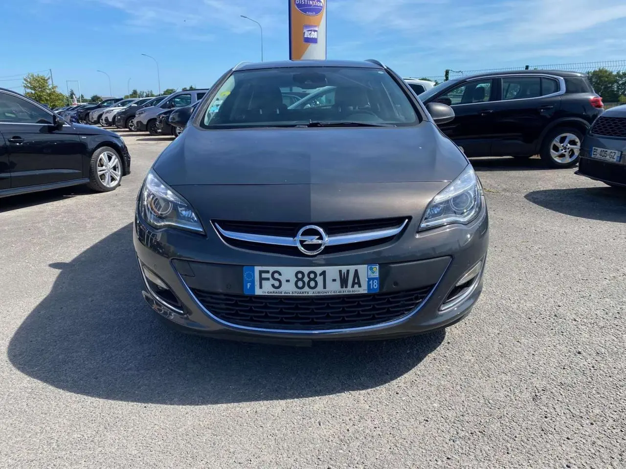 Vue de face d'une Opel Astra Sports Tourer gris métallisé, avec calandre et logo Opel bien visibles.