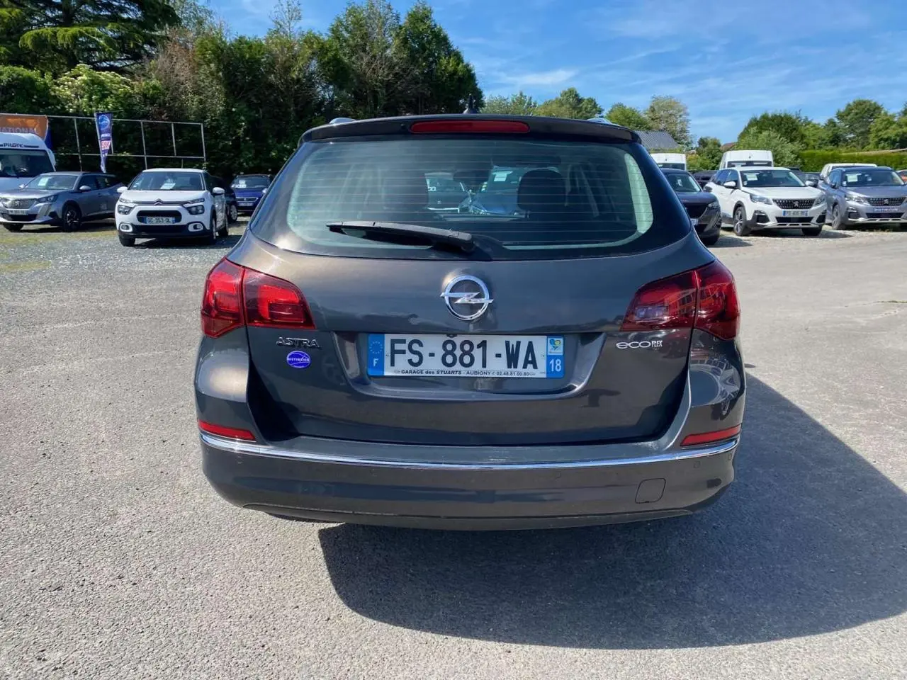 Vue arrière d'une Opel Astra Sports Tourer gris foncé de 2014 avec badge EcoFlex et plaque d'immatriculation française.