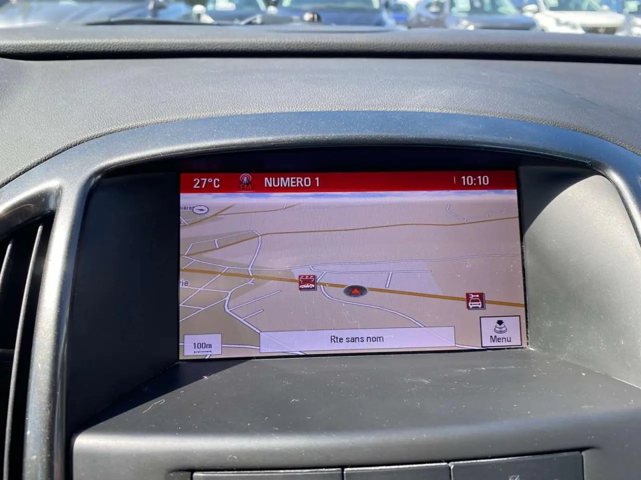 Écran de navigation central de l’Opel Astra Sports Tourer gris, vue intérieure du tableau de bord.
