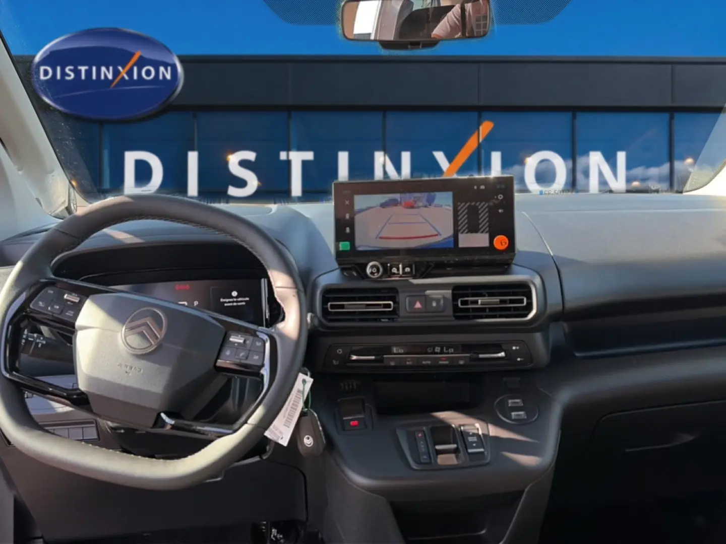 Vue intérieure avant du Citroën Berlingo 2026, tableau de bord moderne avec écran tactile et volant multifonction noir.