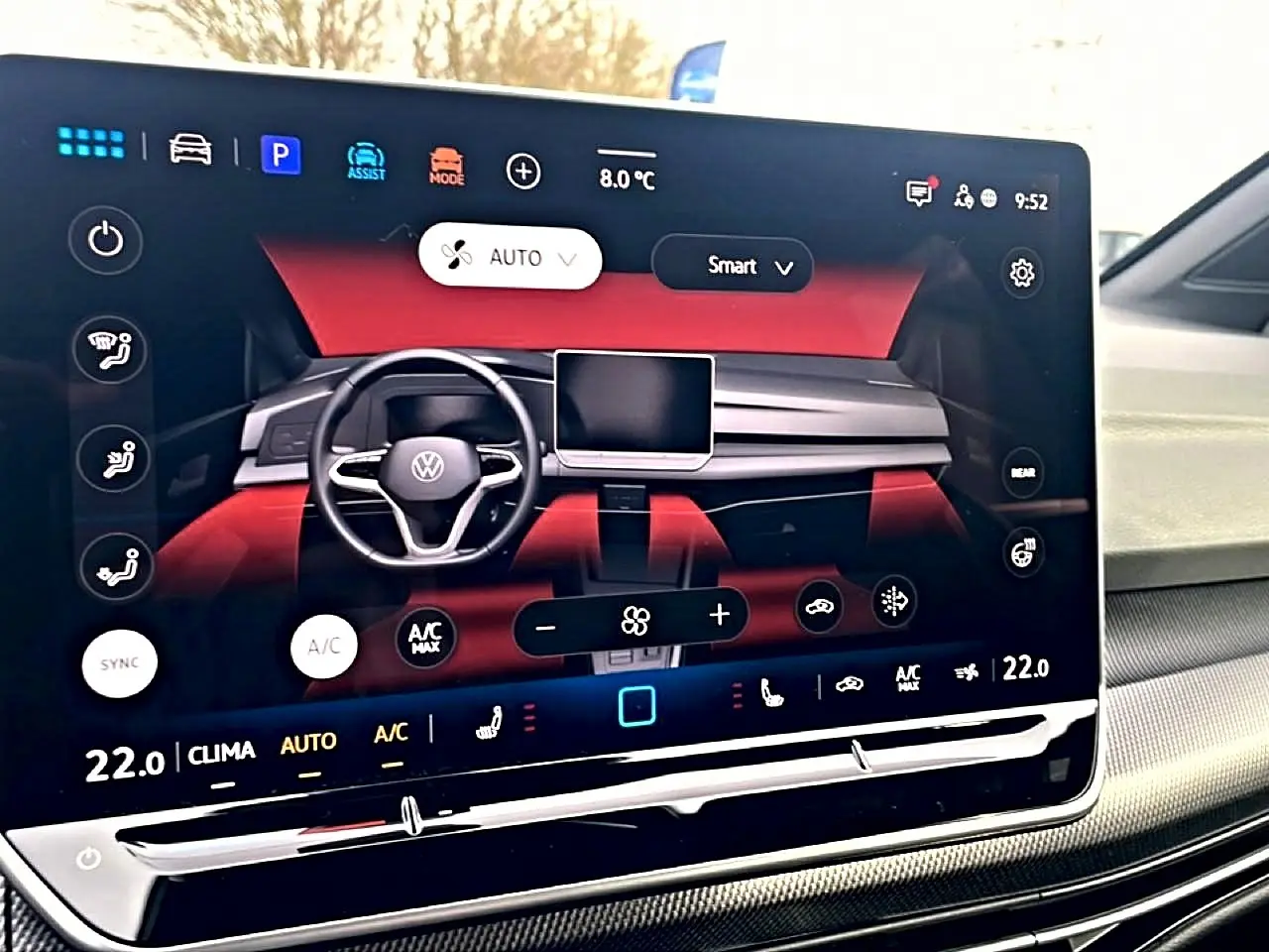 Écran tactile central affichant l'interface de climatisation et de réglages du tableau de bord de la Volkswagen Golf noire 2026.