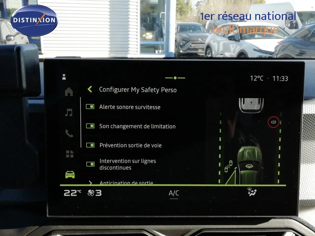 Écran tactile intérieur du Dacia Duster 2026 affichant les réglages d’alerte de sécurité, avec vue partielle du tableau de bord.