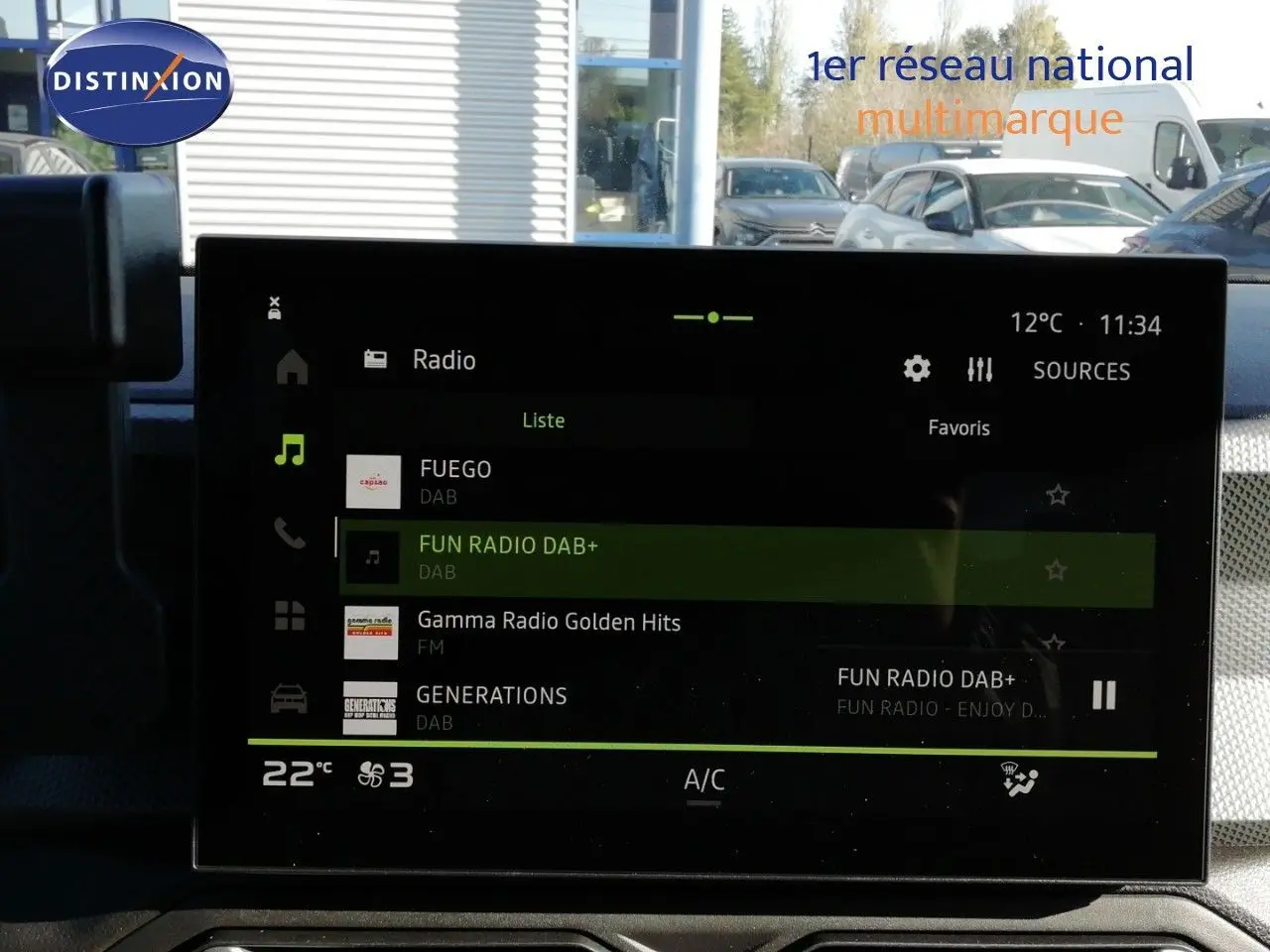 Vue intérieure centrée sur l’écran tactile multimédia du Dacia Duster 2026, affichant les options radio numériques.