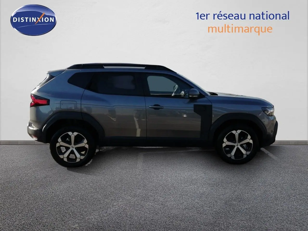 Profil droit du Dacia Duster 2026 gris schiste métal, avec jantes alliage et détails noirs contrastants.