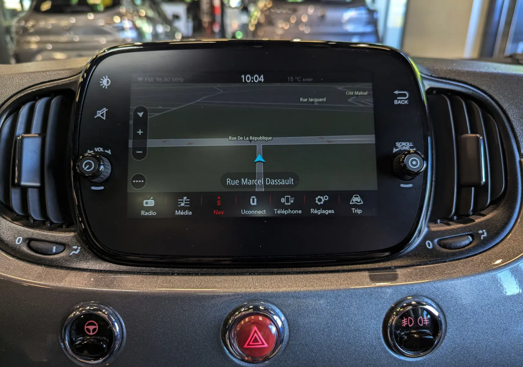 Écran tactile central du tableau de bord de la Fiat 500 Electroclash Grey, affichant la navigation GPS Rue Marcel Dassault.