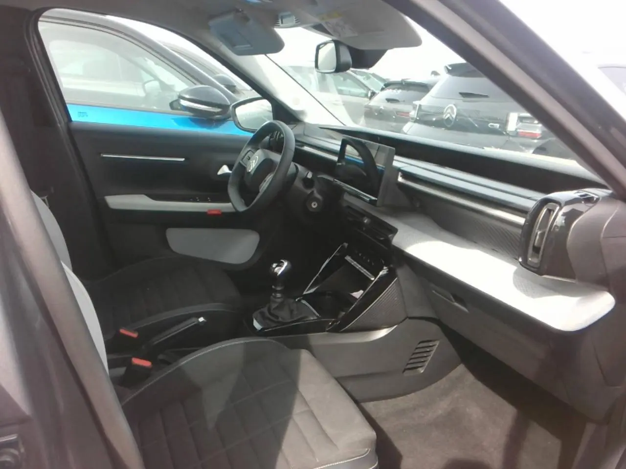 Vue intérieure côté conducteur de la Citroën C3 Turbo 100 Max 2025 avec tableau de bord moderne et écran tactile central.