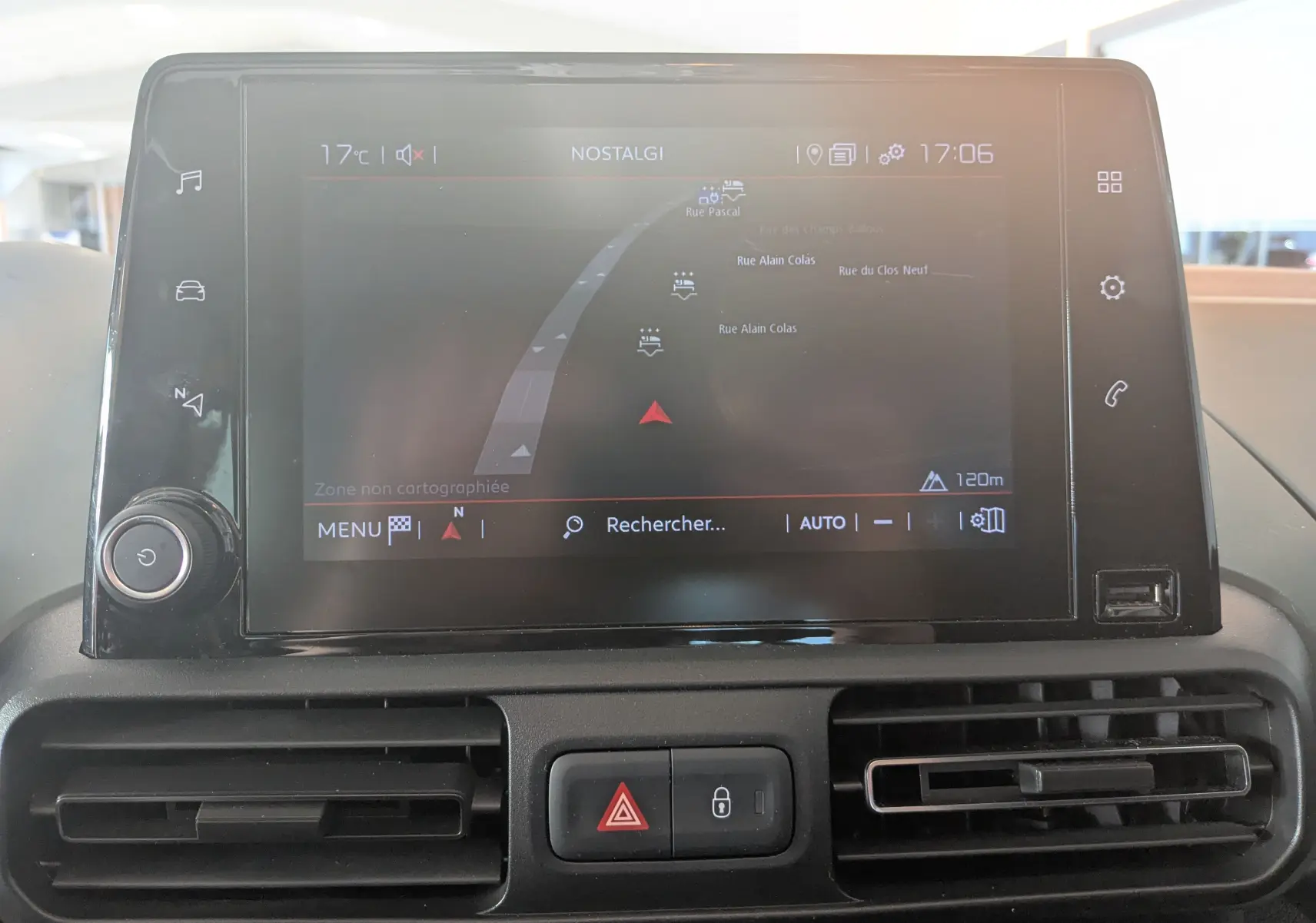 Écran tactile central du tableau de bord du Citroën Berlingo 2019 affichant la navigation GPS en intérieur noir.
