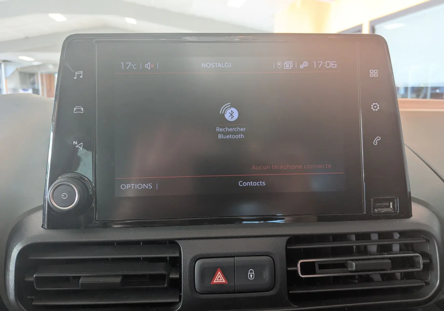 Écran tactile central du tableau de bord du Citroën Berlingo beige 2019, affichant la recherche Bluetooth.