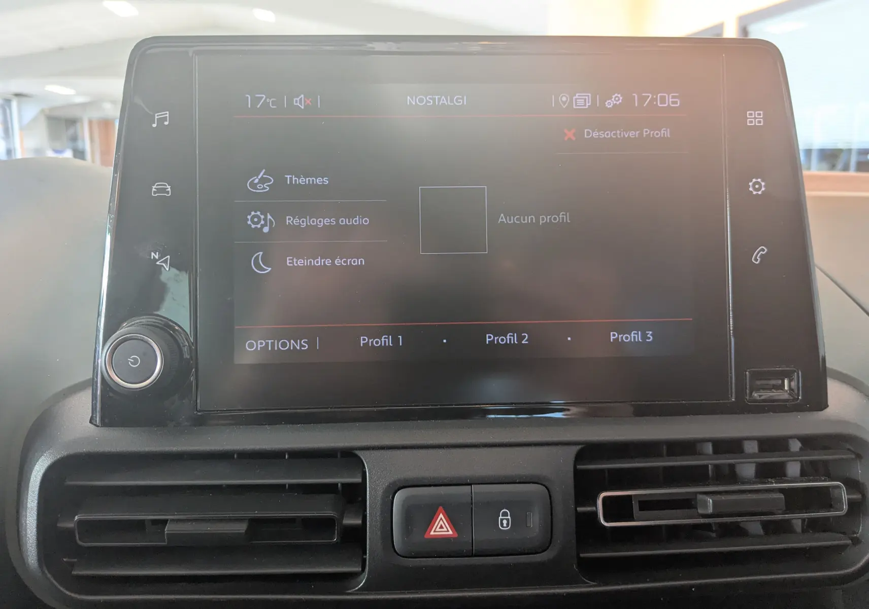 Écran tactile central du tableau de bord du Citroën Berlingo 2019, affichant les options audio et profils utilisateur.