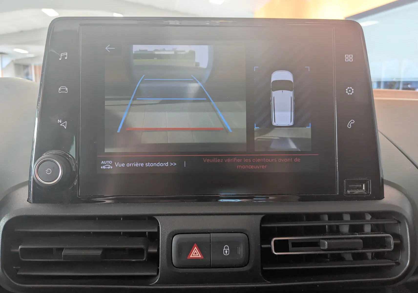 Écran central affichant la caméra de recul et la vue à 360° du Citroën Berlingo beige, intérieur tableau de bord.