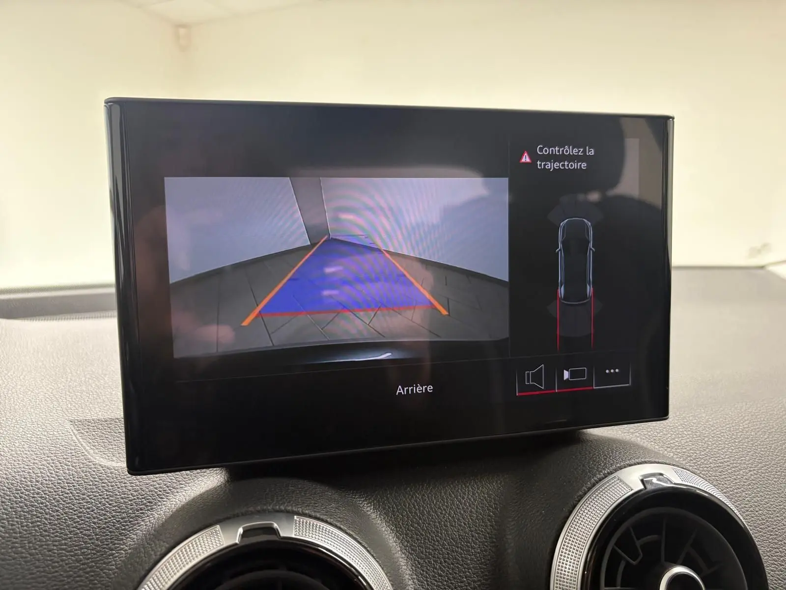 Écran central de l’Audi Q2 35 TFSI 2026 affichant la caméra de recul avec guidage de trajectoire.