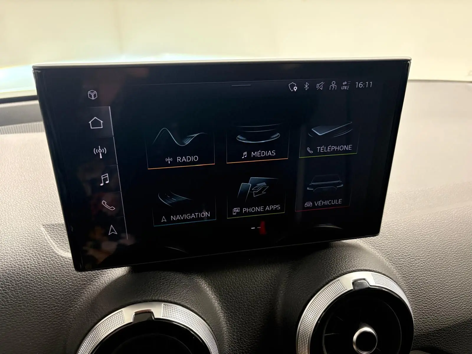 Écran tactile central de l’Audi Q2 35 TFSI S Line 2026 avec interface multimédia affichant radio, médias et navigation.