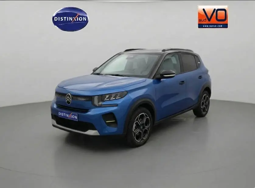 Citroën C3 Turbo 100 ch bleu foncé en 3/4 avant droit avec barres de toit et jantes alliage 17 pouces.