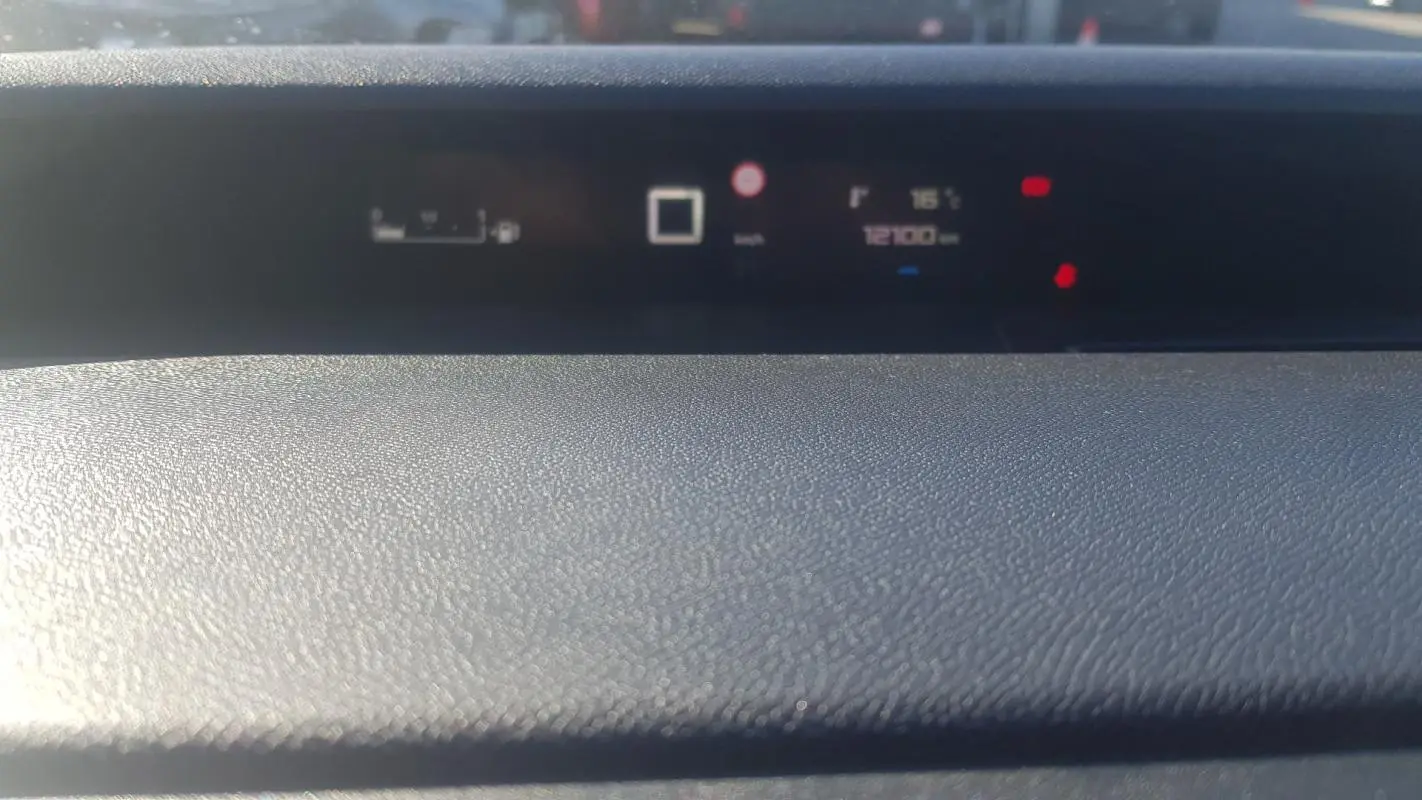 Tableau de bord numérique de Citroën C3 2024, affichage tête haute avec compteur et température visible.