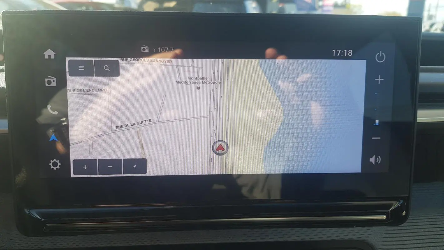 Écran tactile central de navigation du tableau de bord d'une Citroën C3 2024, affichage carte GPS.