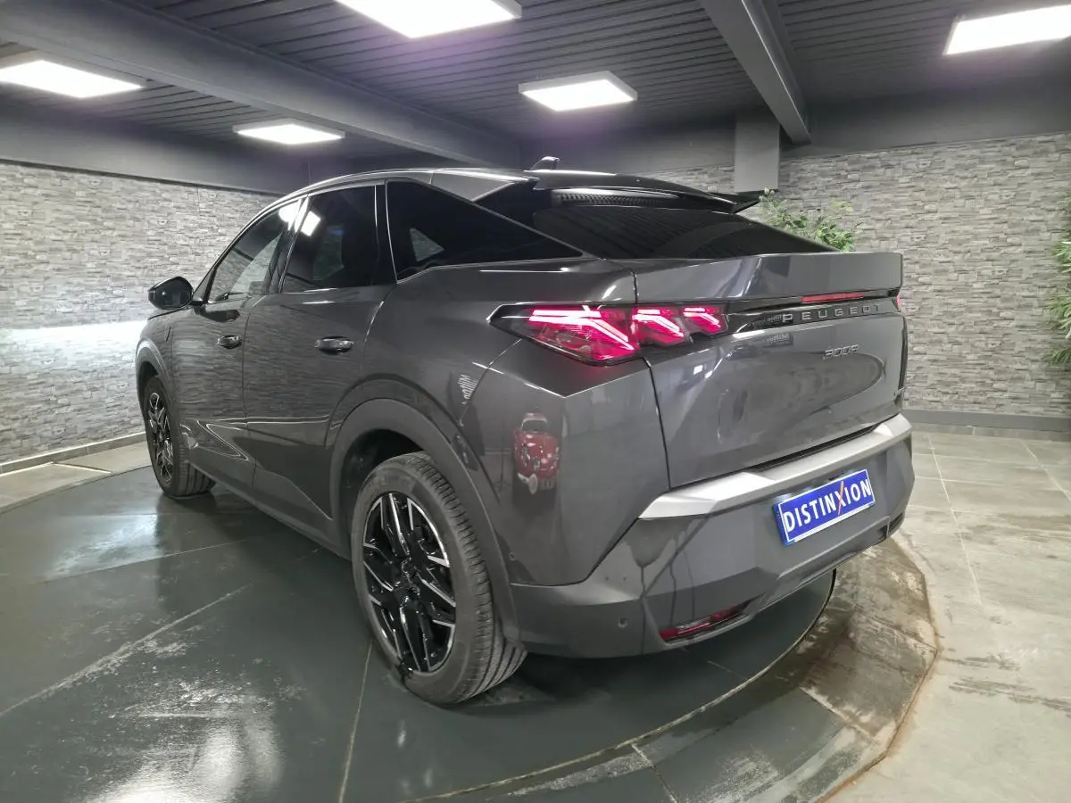 Vue 3/4 arrière droite du Peugeot 3008 gris métallisé 2025 avec feux arrière LED et jantes alliage noires.
