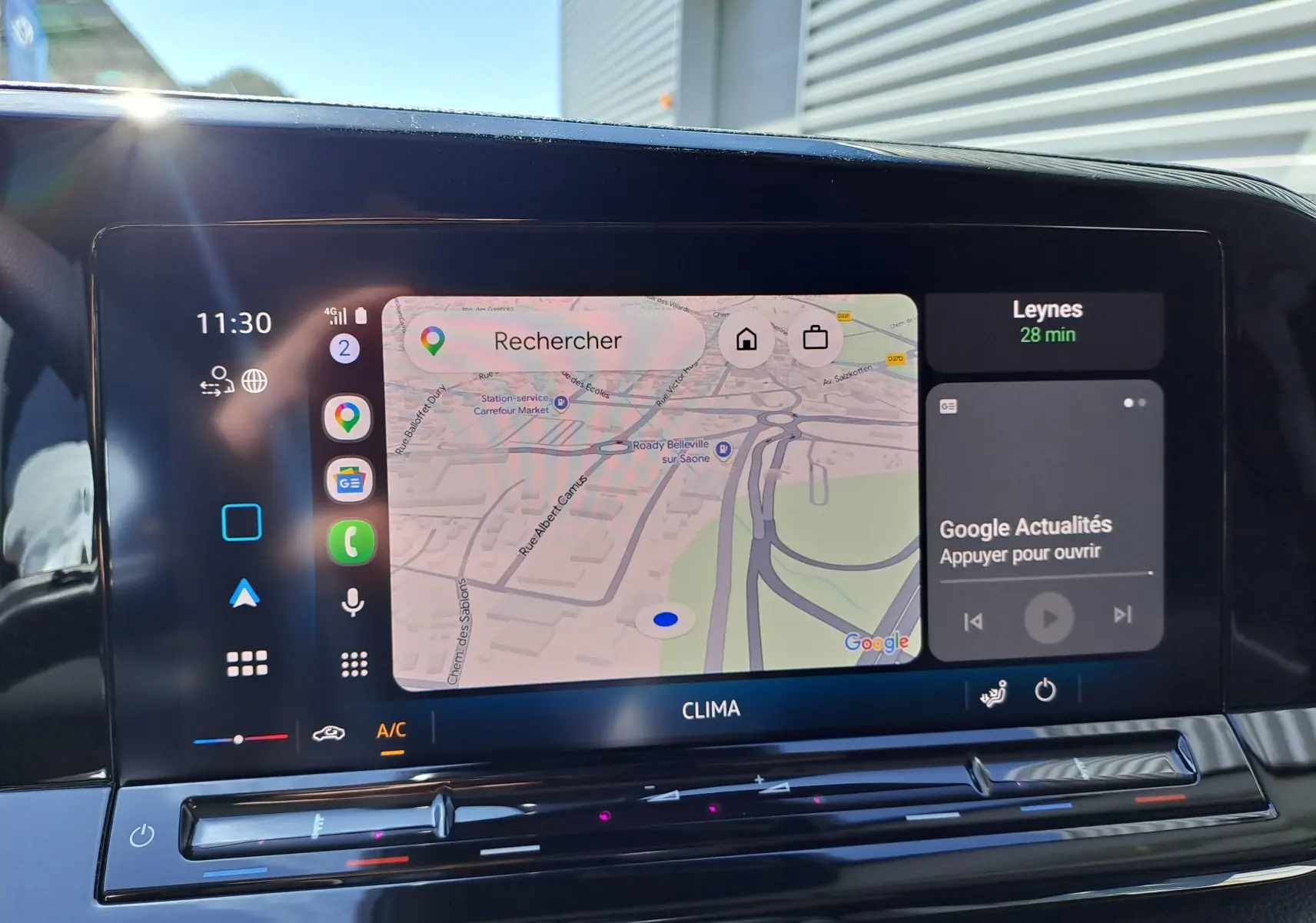 Écran tactile central du Volkswagen Caddy Cargo Maxi 2026 montrant navigation et commandes climatisation.