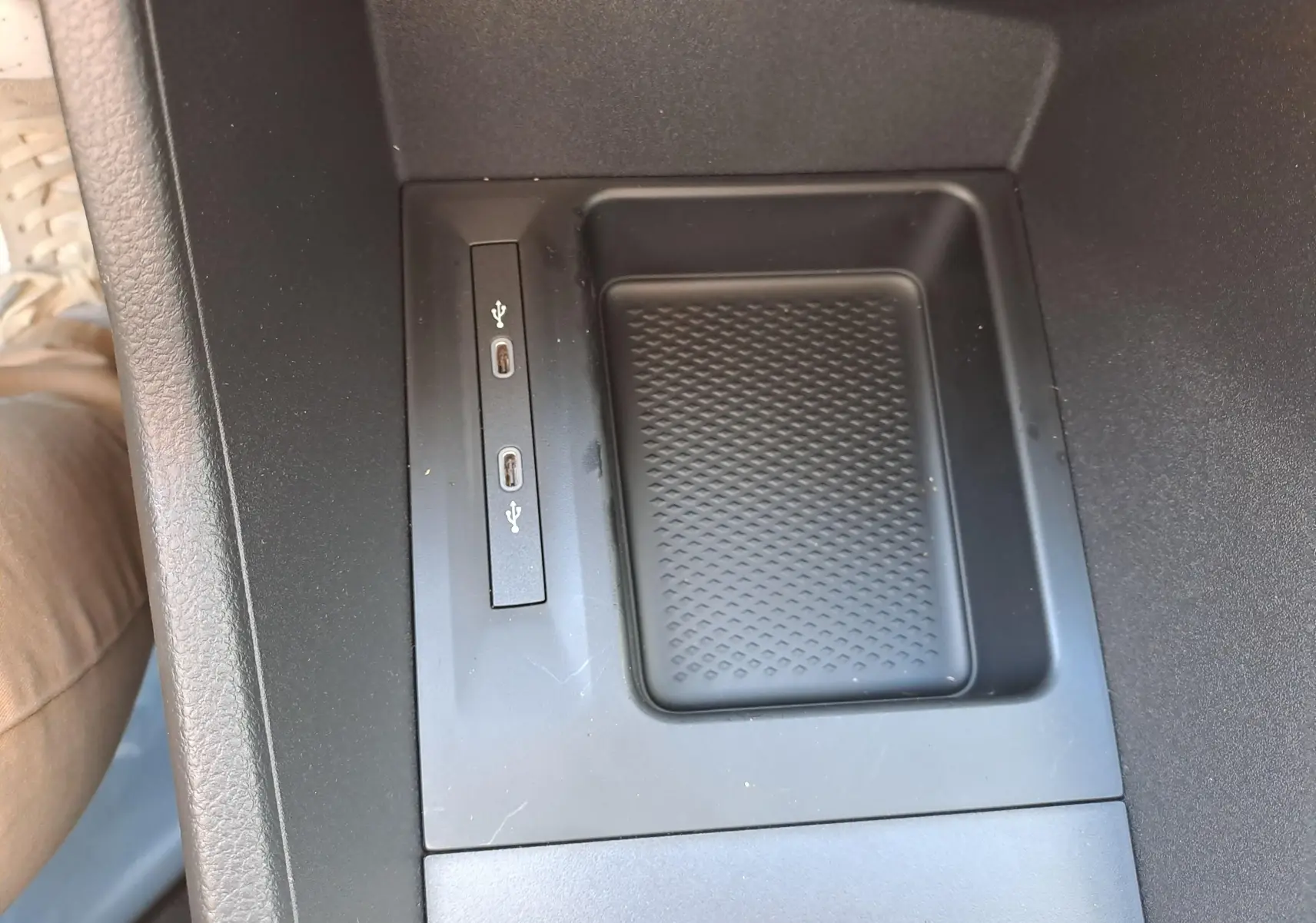 Gros plan sur la console centrale noire du Volkswagen Caddy Cargo Maxi 2026 avec deux ports USB-C visibles.