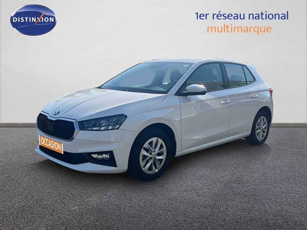 SKODA Fabia blanc candy vue 3/4 avant droit, avec calandre noire et jantes alliage 15 pouces.