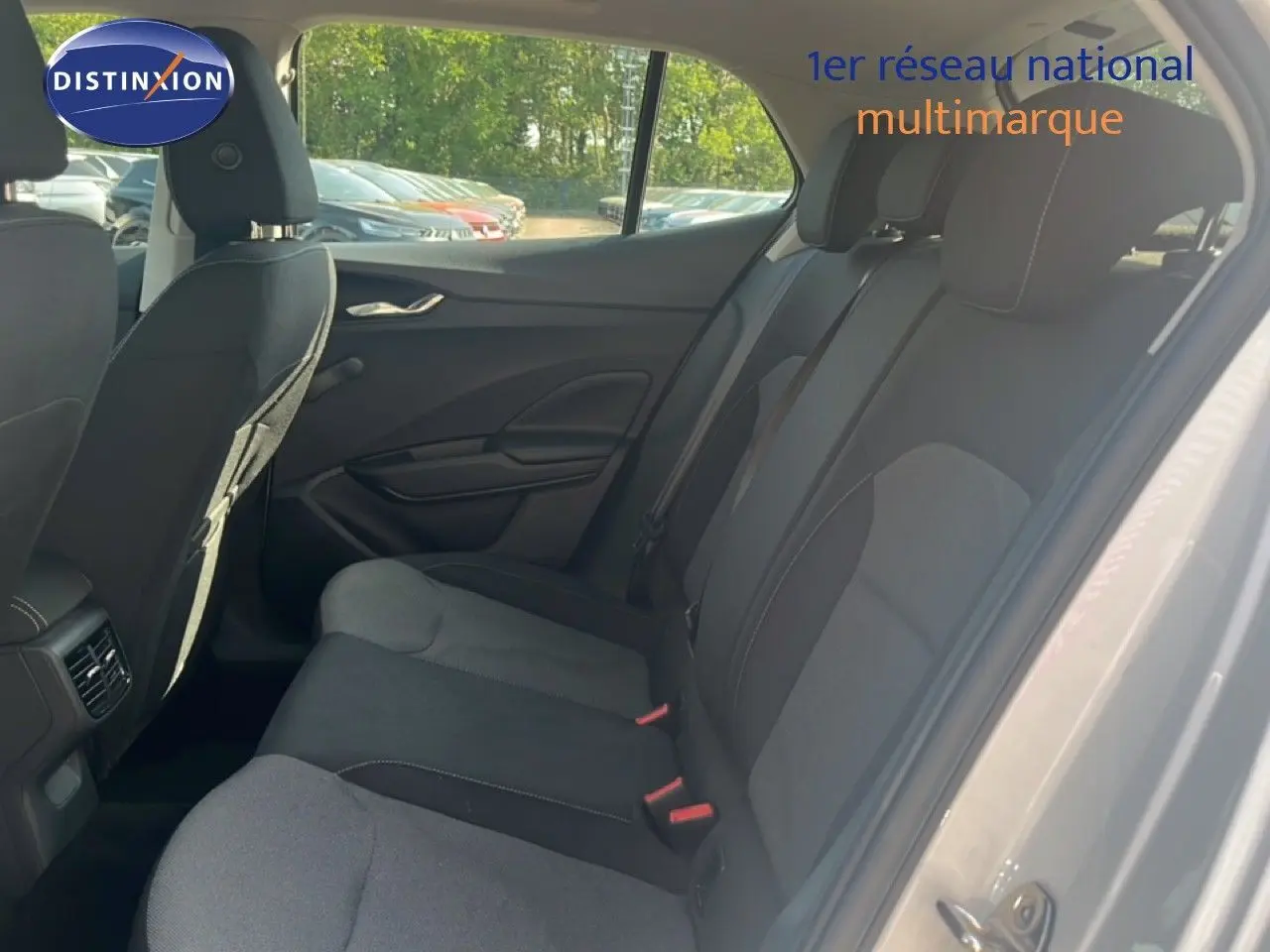 Vue intérieure côté droit des sièges arrière noirs en tissu d'une Skoda Fabia blanche Candy 2022, version Ambition.