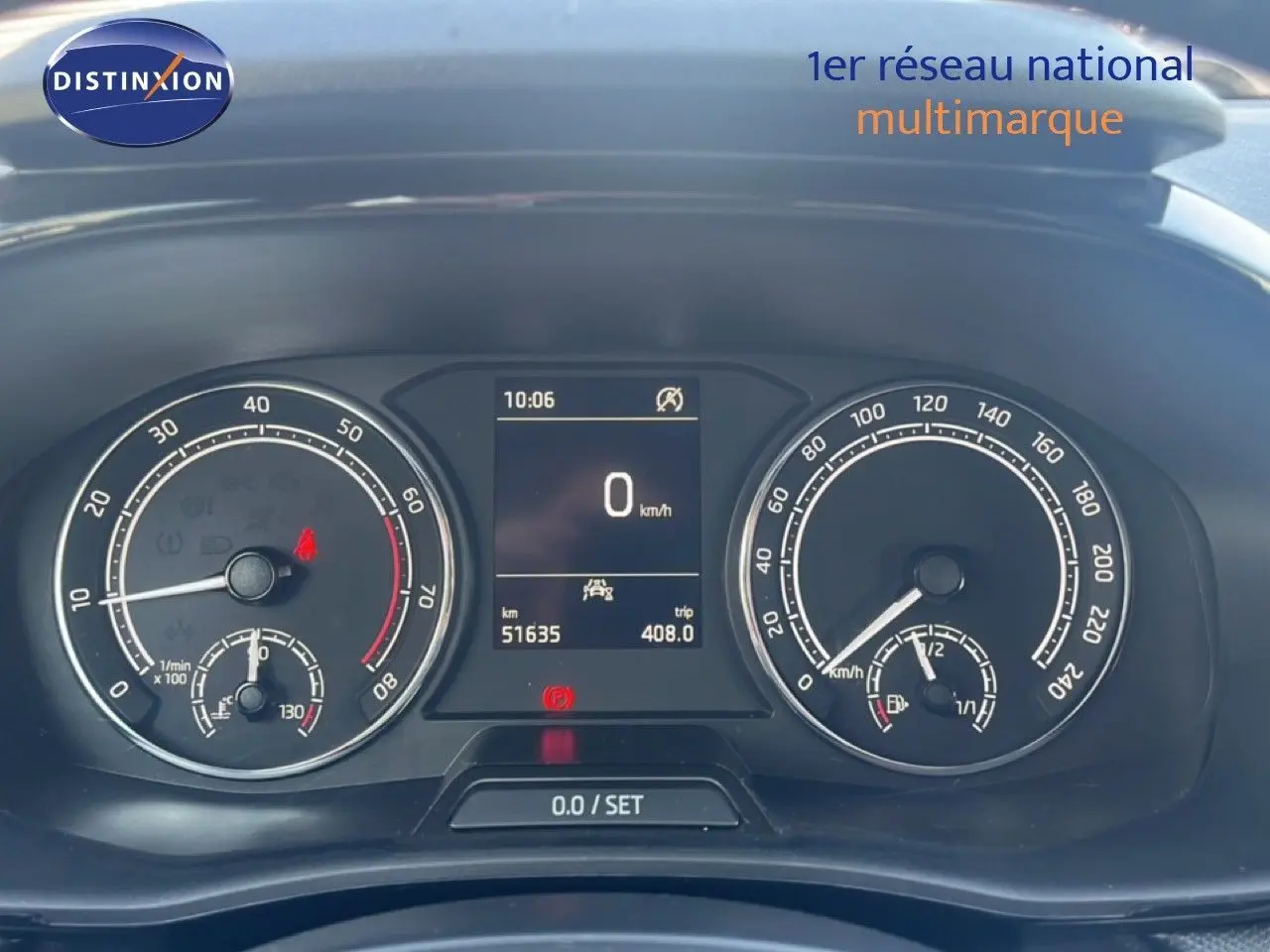 Vue rapprochée du tableau de bord de la Skoda Fabia blanche, affichant compteur et écran digital à 10h06.