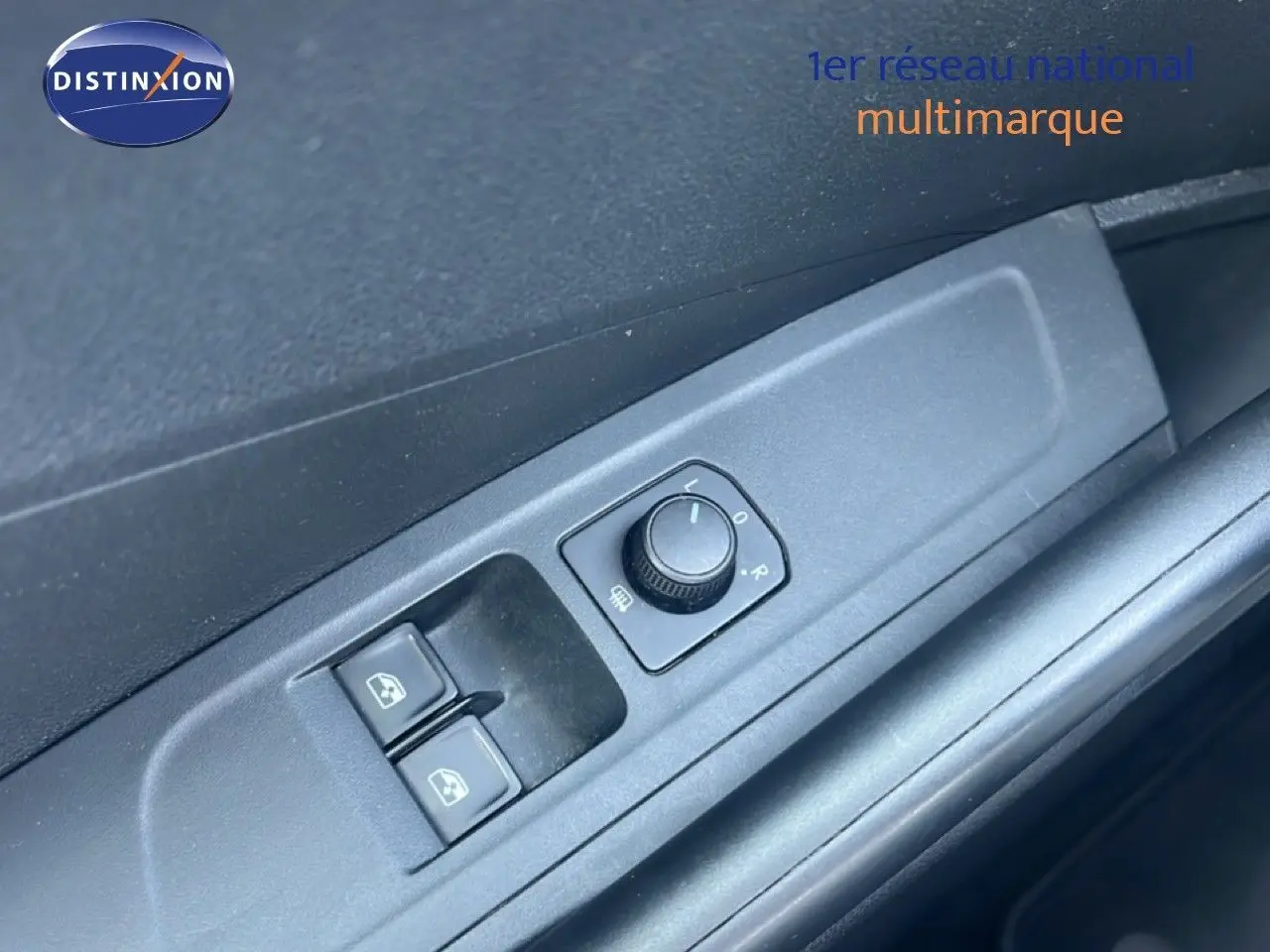 Gros plan sur les commandes de réglage des rétroviseurs et des vitres côté conducteur d'une Skoda Fabia 2022.