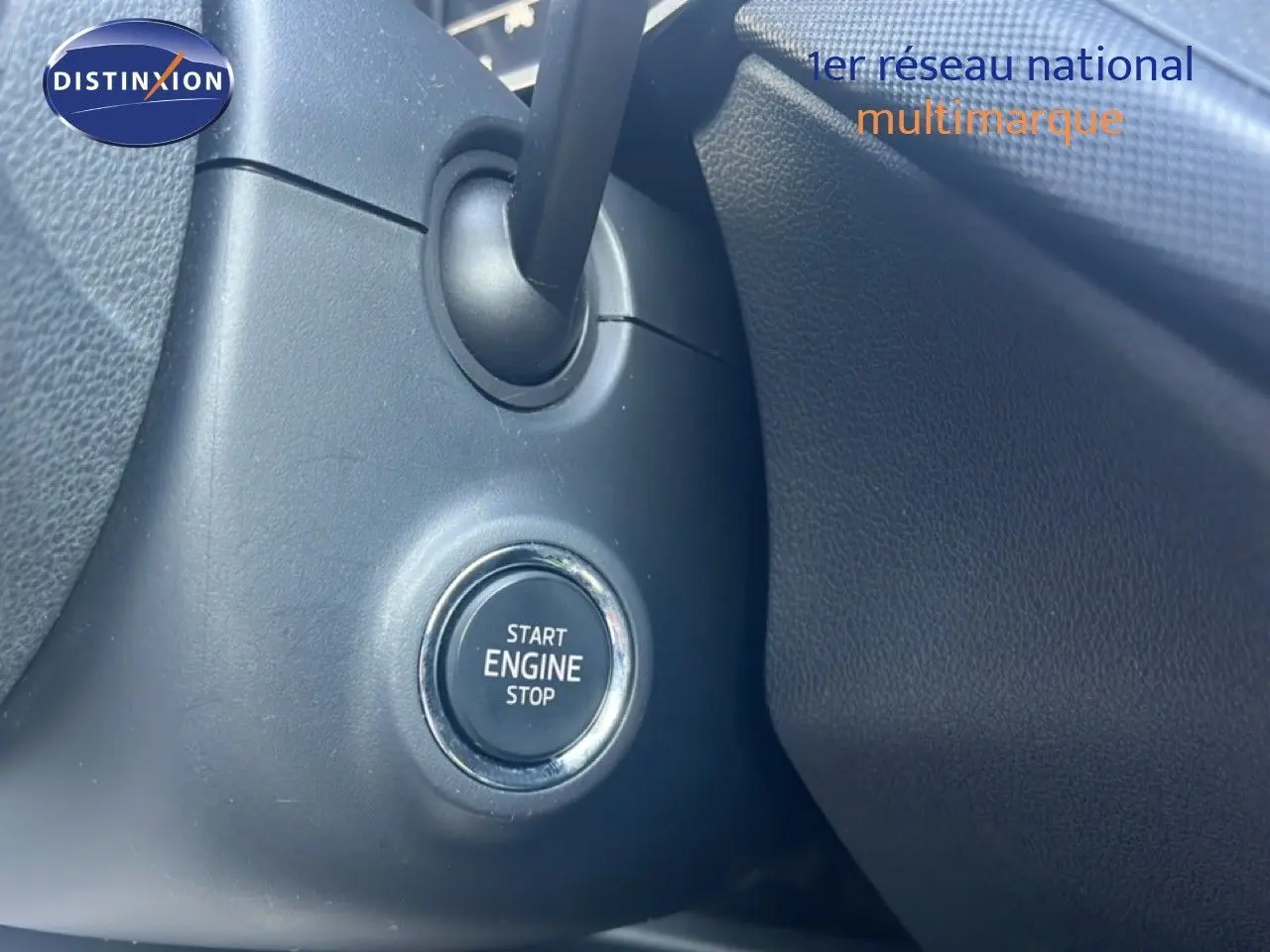 Bouton de démarrage moteur sur tableau de bord noir intérieur d'une Skoda Fabia 1.0 TSI Ambition 2022.