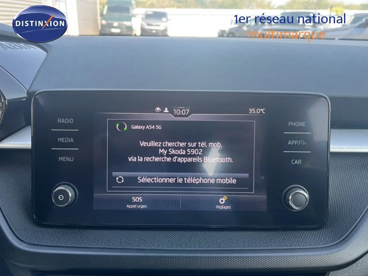 Écran tactile central du tableau de bord d’une Skoda Fabia 2022 affichant la connexion Bluetooth active.
