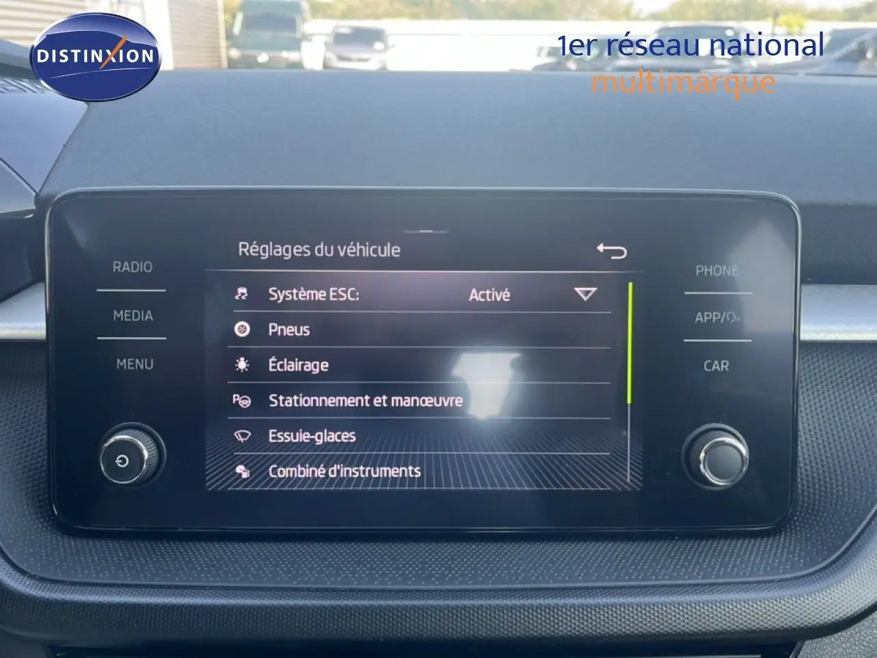 Écran central tactile du Skoda Fabia 2022 affichant les réglages du véhicule dans un intérieur noir.