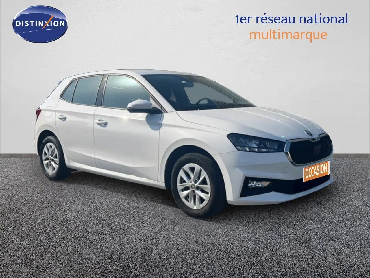 Vue 3/4 avant d'une Skoda Fabia blanche Candy 2022 avec jantes alliage et calandre noire distinctive.
