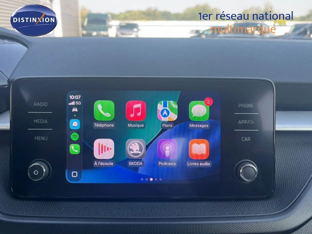 Écran tactile central du tableau de bord de la Skoda Fabia 2022 affichant les applications connectées, vue intérieure.