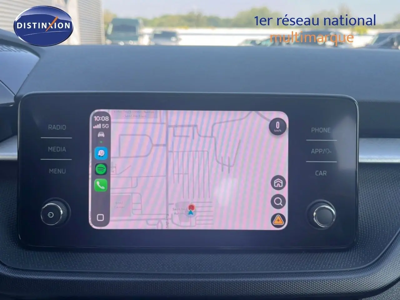 Vue rapprochée de l’écran tactile central du Skoda Fabia blanc candy 2022 affichant un GPS et des options multimédia.