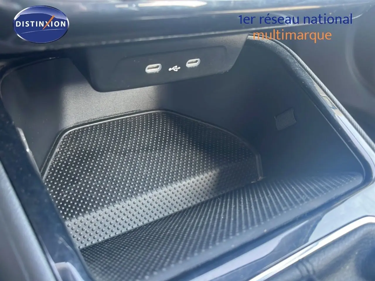 Gros plan sur le compartiment de rangement intérieur noir avec ports USB de la Skoda Fabia 2022.