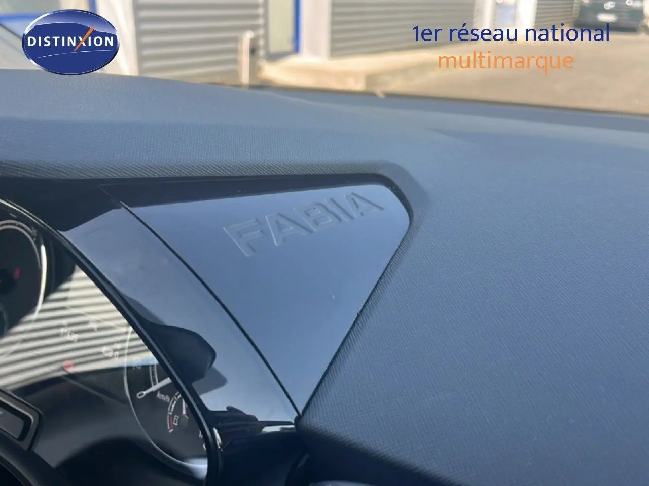 Détail du tableau de bord noir avec inscription Fabia en relief sur une Skoda Fabia 2022 essence.