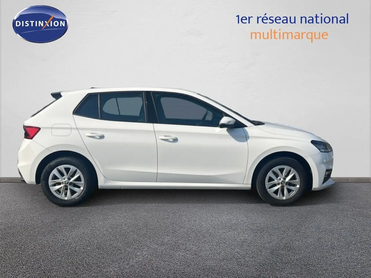 Profil droit d'une Skoda Fabia blanche Candy 2022, version 1.0 TSI 95CH Ambition, sur fond neutre.