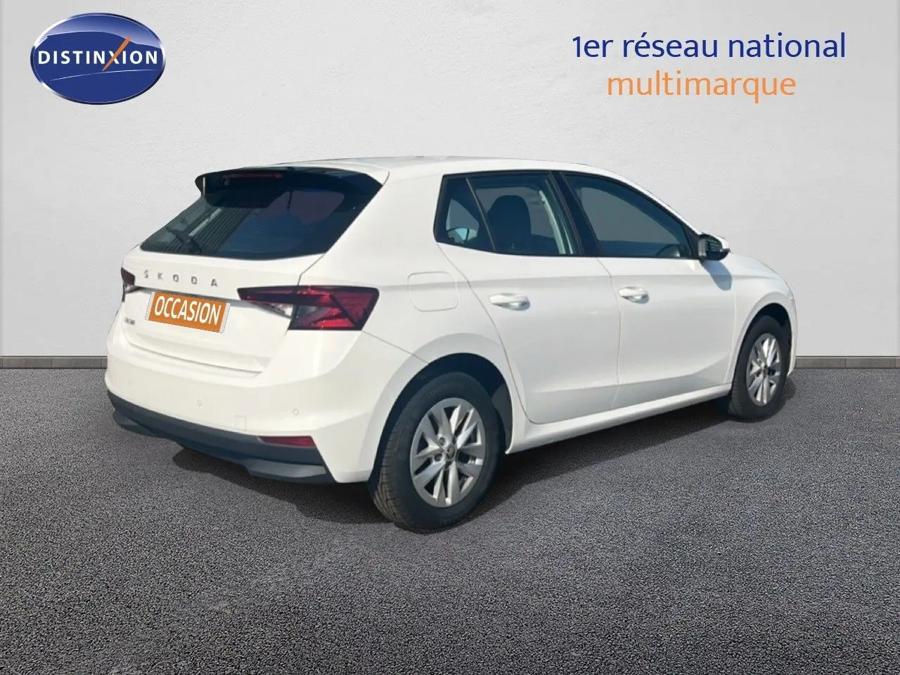 Vue 3/4 arrière droite d'une Skoda Fabia blanche Candy 2022 avec jantes alliage et feux arrière LED.