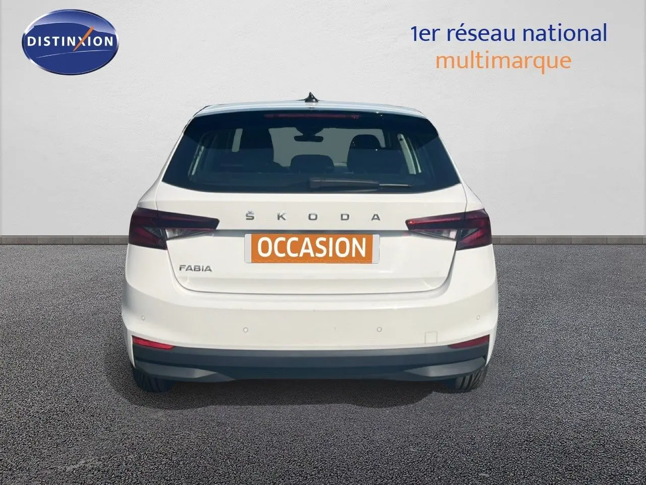 Vue arrière d'une Skoda Fabia blanche Candy 2022 avec feux arrière sombres et plaque "OCCASION" visible.