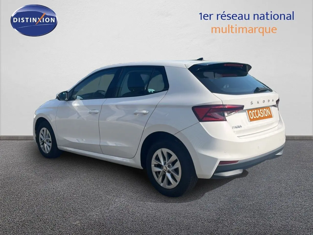 Vue 3/4 arrière droite d'une Skoda Fabia blanche Candy avec jantes alliage et feux arrière LED.