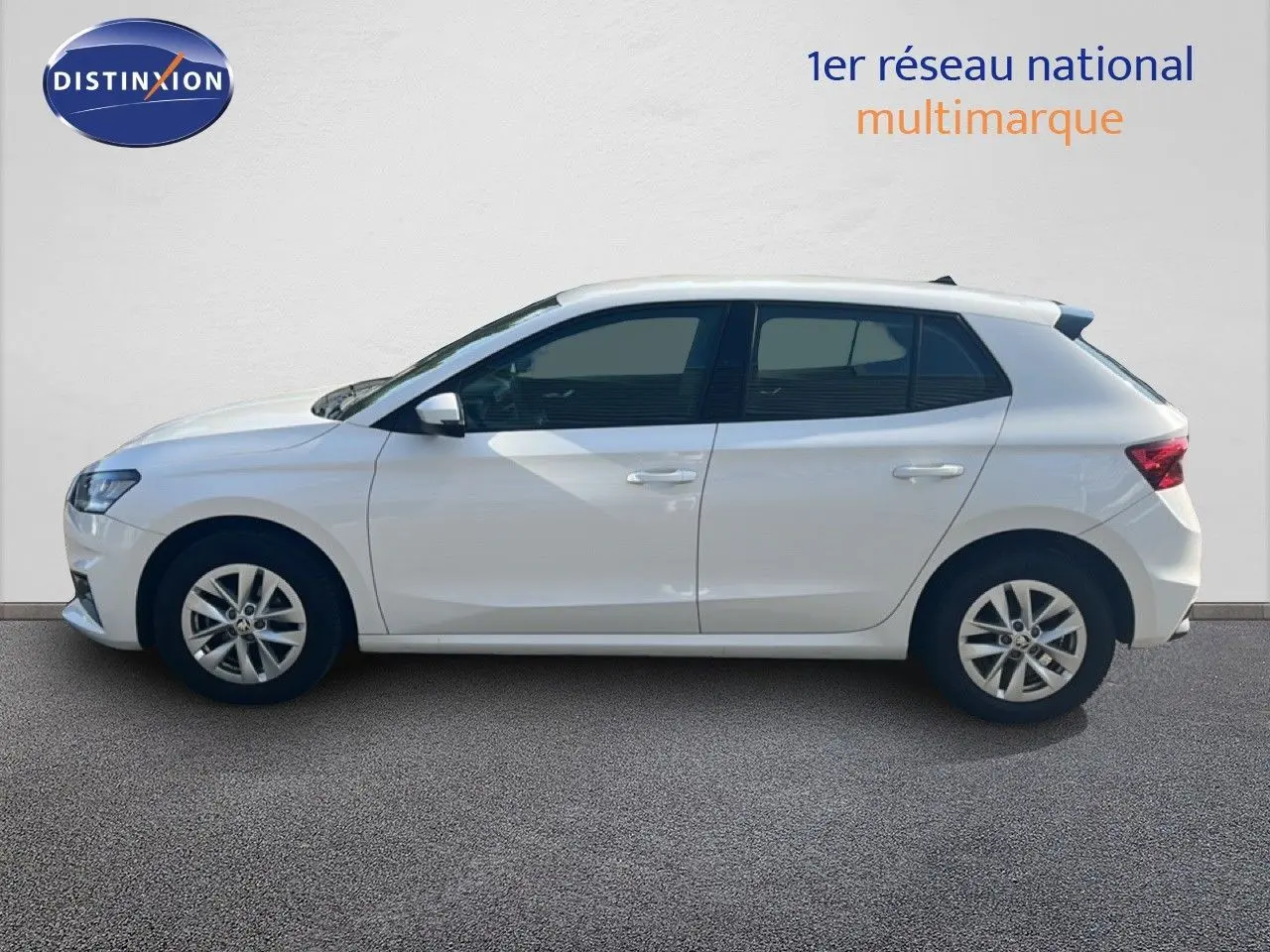 Vue de profil côté gauche d'une Skoda Fabia blanche Candy 2022, compacte et moderne sur fond neutre.