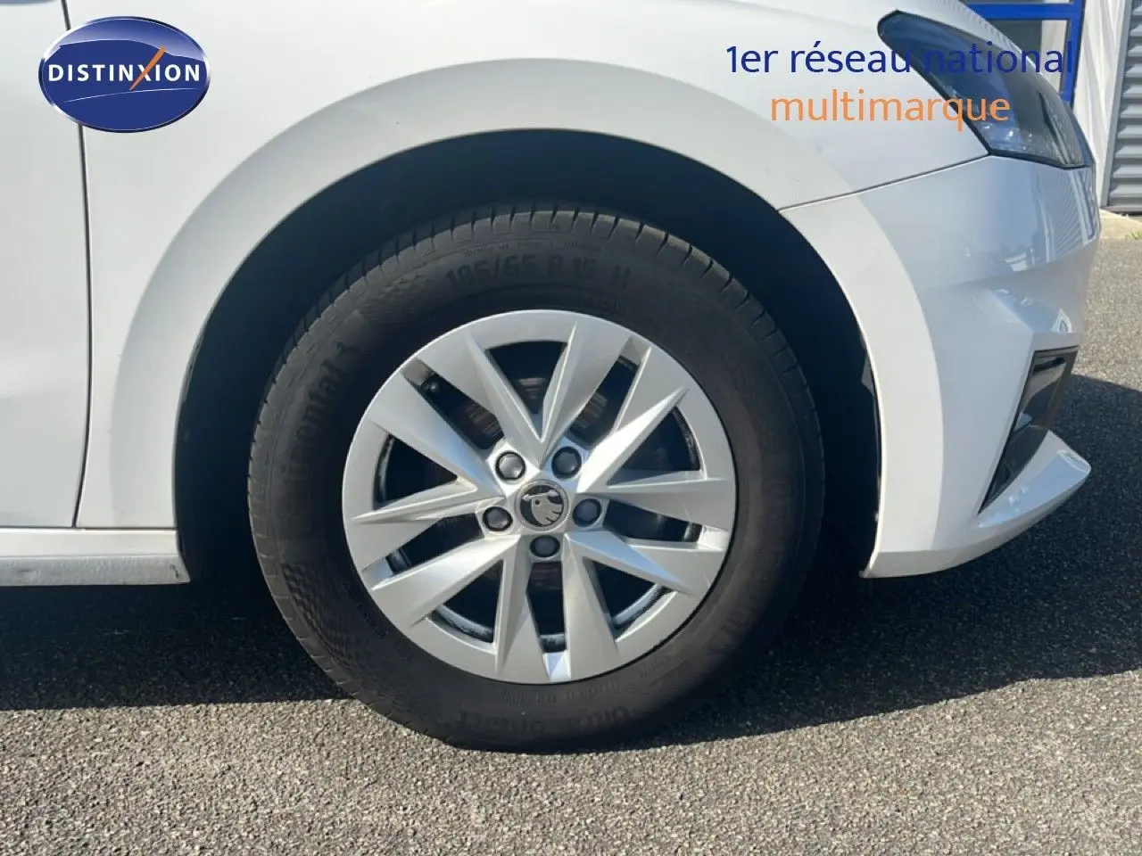 Gros plan sur la roue avant gauche d'une Skoda Fabia blanche Candy avec jante alliage 15 pouces.
