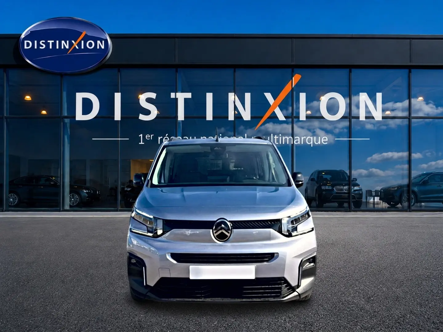 Vue frontale du Citroën Berlingo N1 1.5 BlueHDi 130 gris acier, avec logo distinctif et calandre noire.