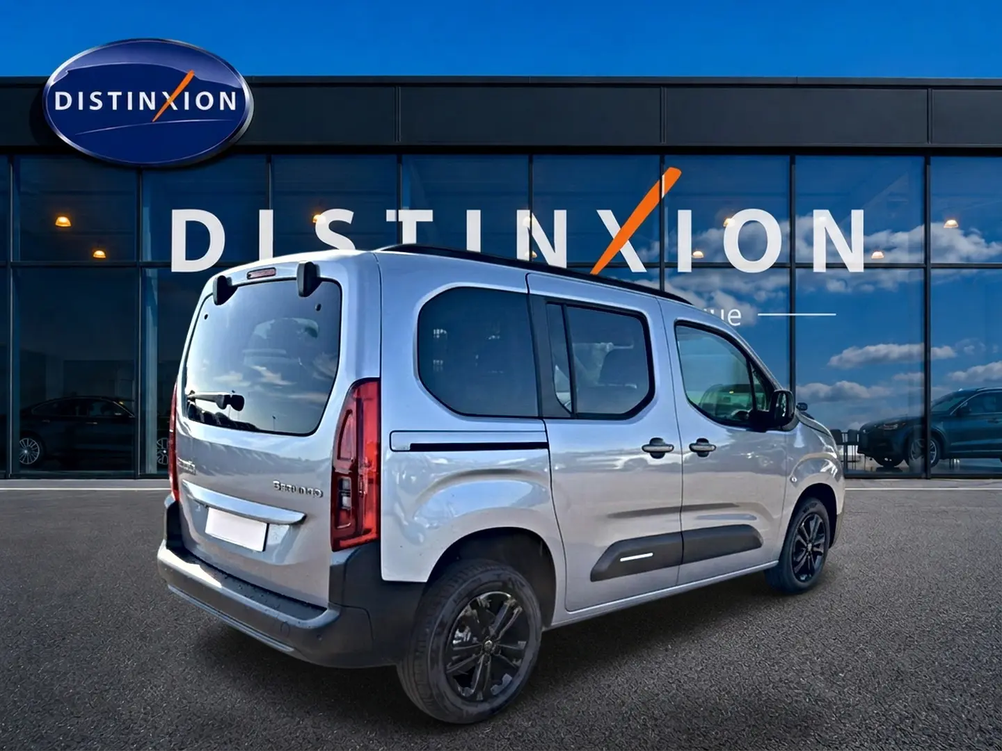 Vue 3/4 arrière droite du Citroën Berlingo Steel Grey avec vitres teintées et jantes alu noires.