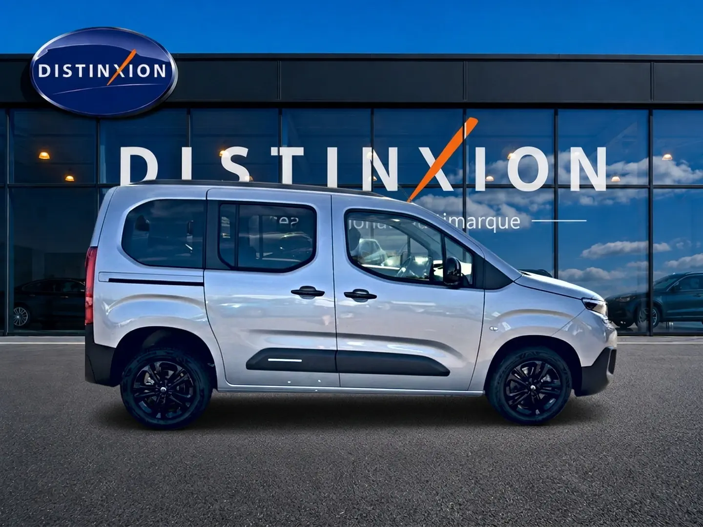 Profil côté gauche du Citroën Berlingo Steel Grey 2026 avec jantes noires et protections latérales noires.