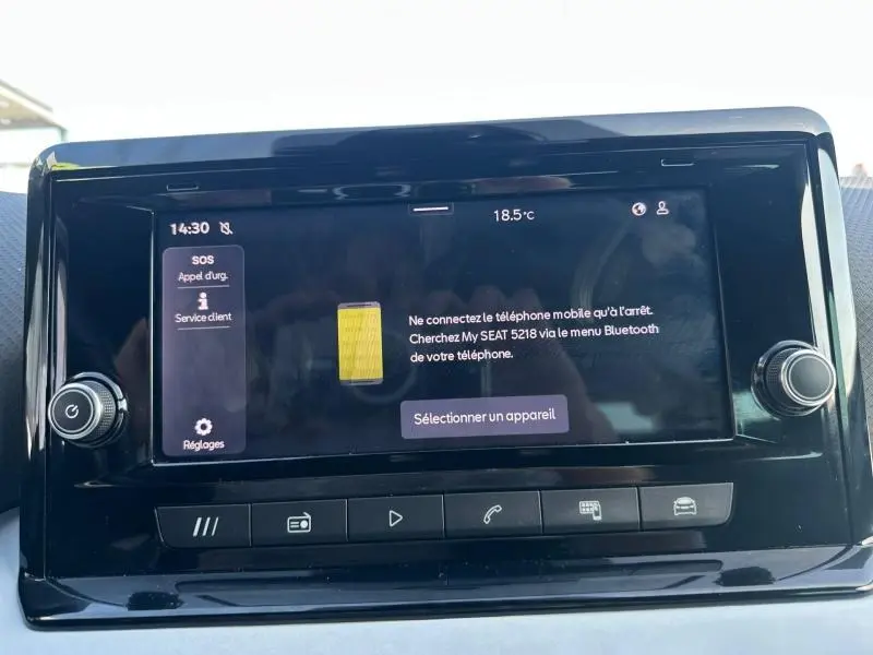 Écran tactile central de la SEAT Ibiza 2025 affichant le menu Bluetooth avec commandes physiques autour, vue frontale.