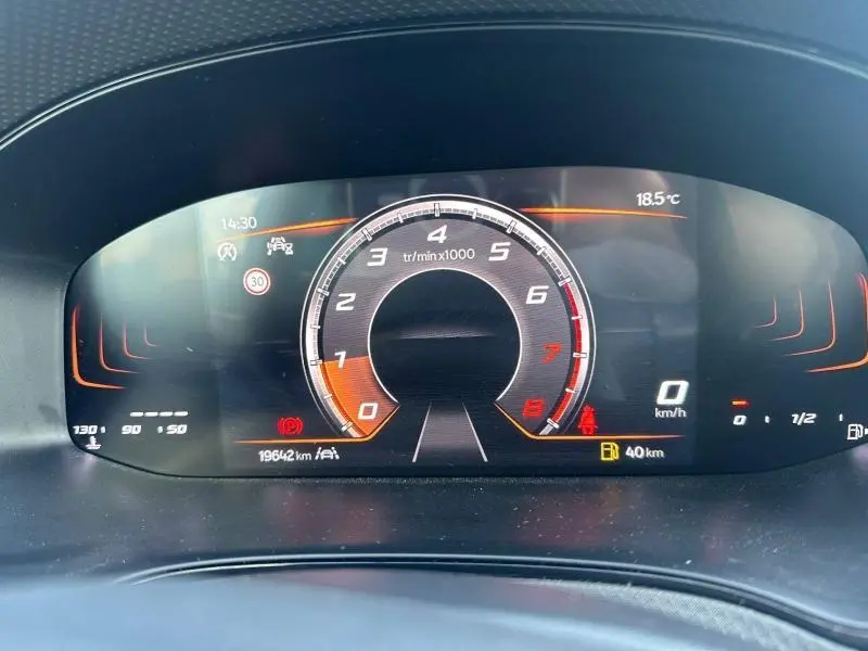 Tableau de bord numérique du SEAT IBIZA 2025, affichant le compte-tours, la vitesse à zéro et la température extérieure.