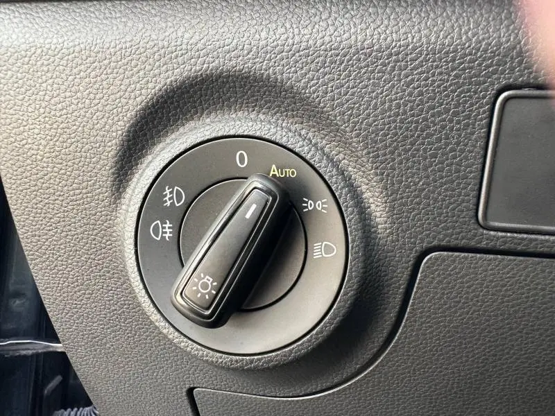 Gros plan sur la molette de commande des phares dans l’habitacle de la SEAT Ibiza 2025 gris métallique.